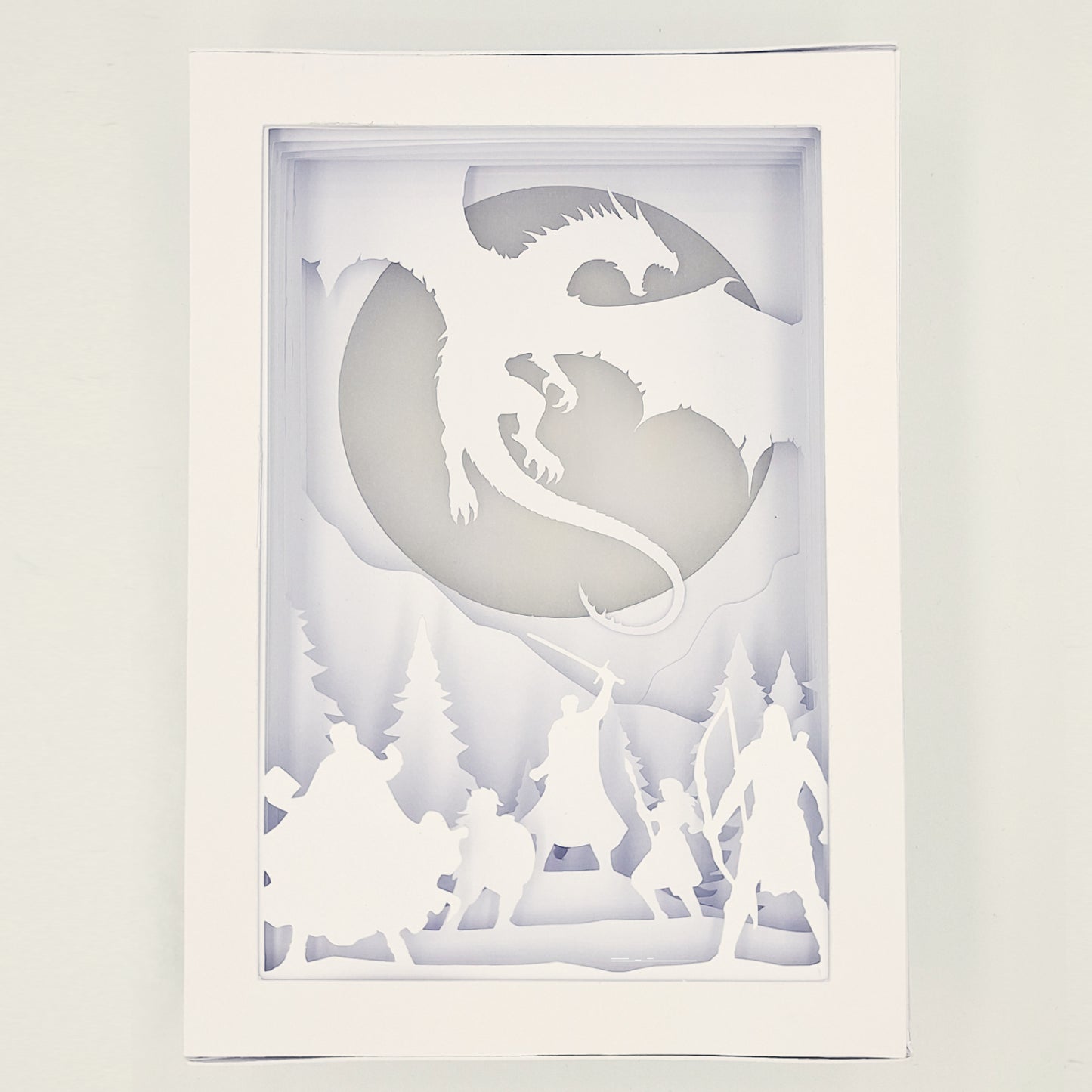 Drache vor Mond, Berge Landschaft, Adventure Party, RPG, DnD, Lampe, LED, Deko