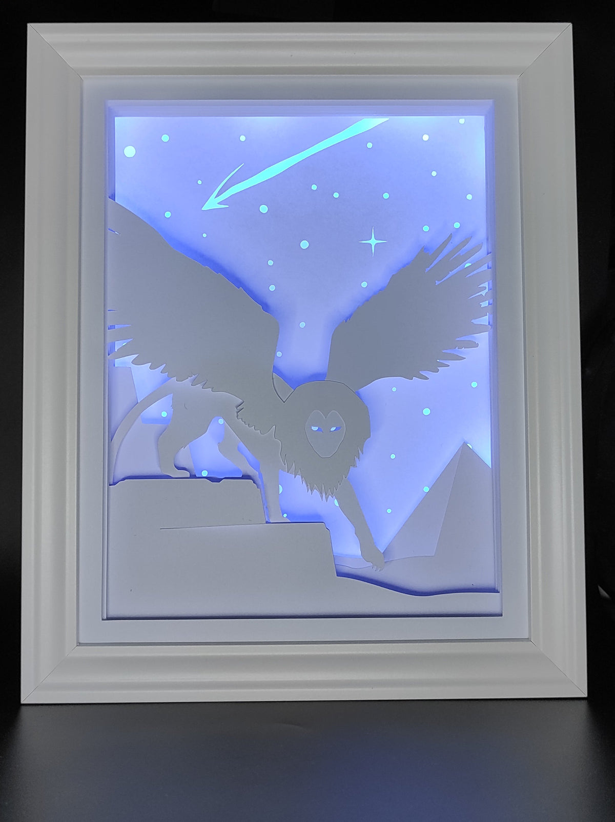 Paper Cut Mulitcolor LED Lampe - "Sphinx" 20x25